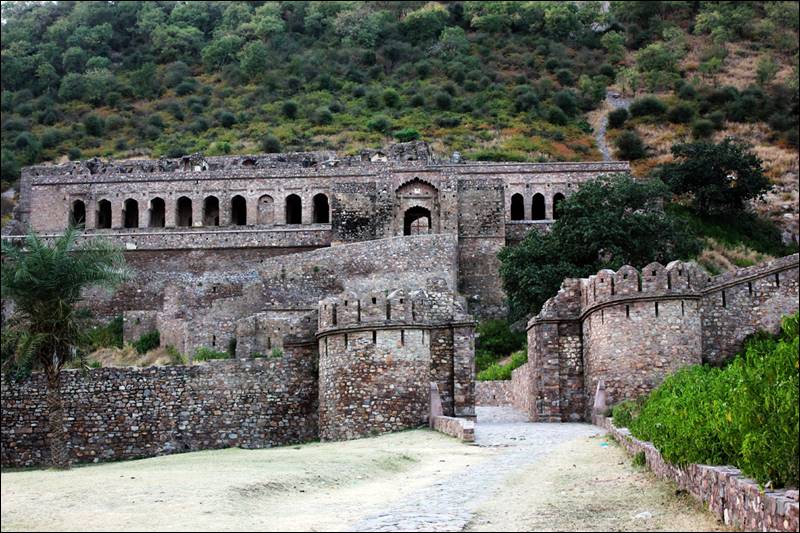 bhangarh fort story in hindi